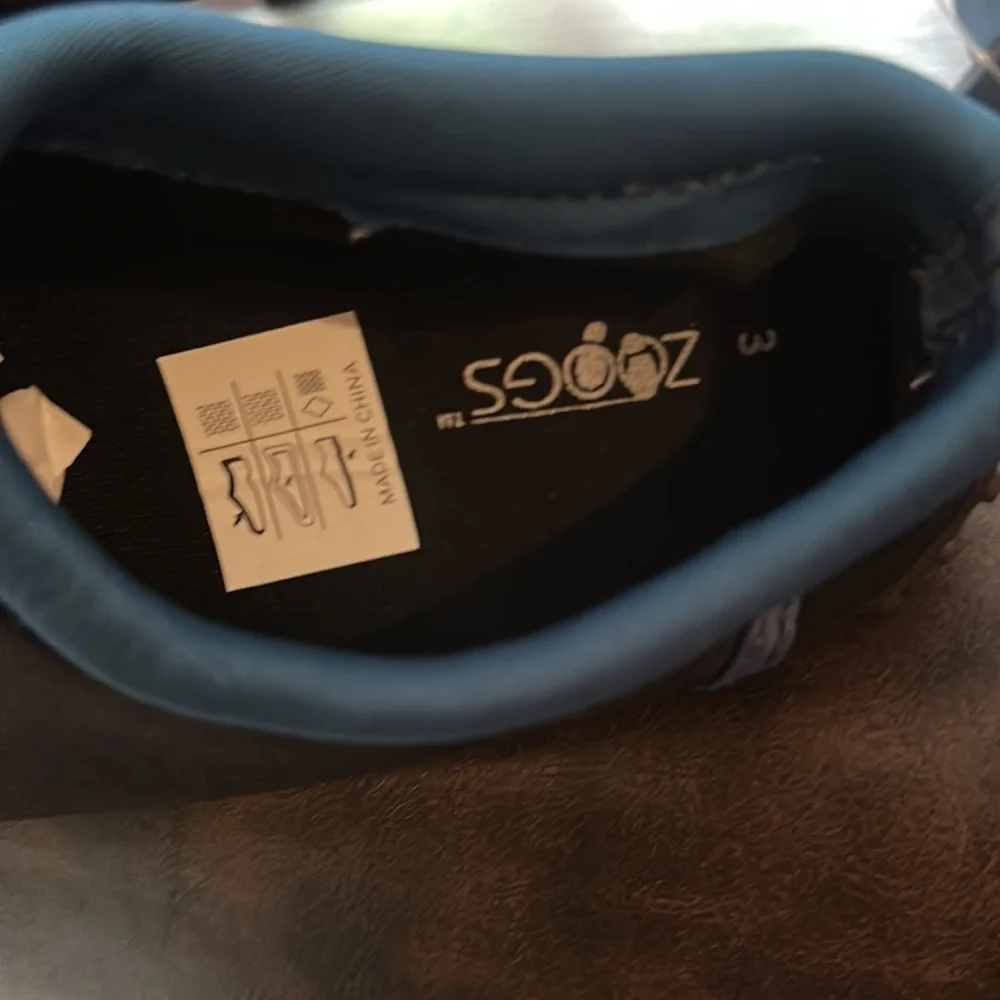 ZOOGS SHARK WATER SHOES: BLACK/BLUE: NEW WITH TAGS: SIZE 3